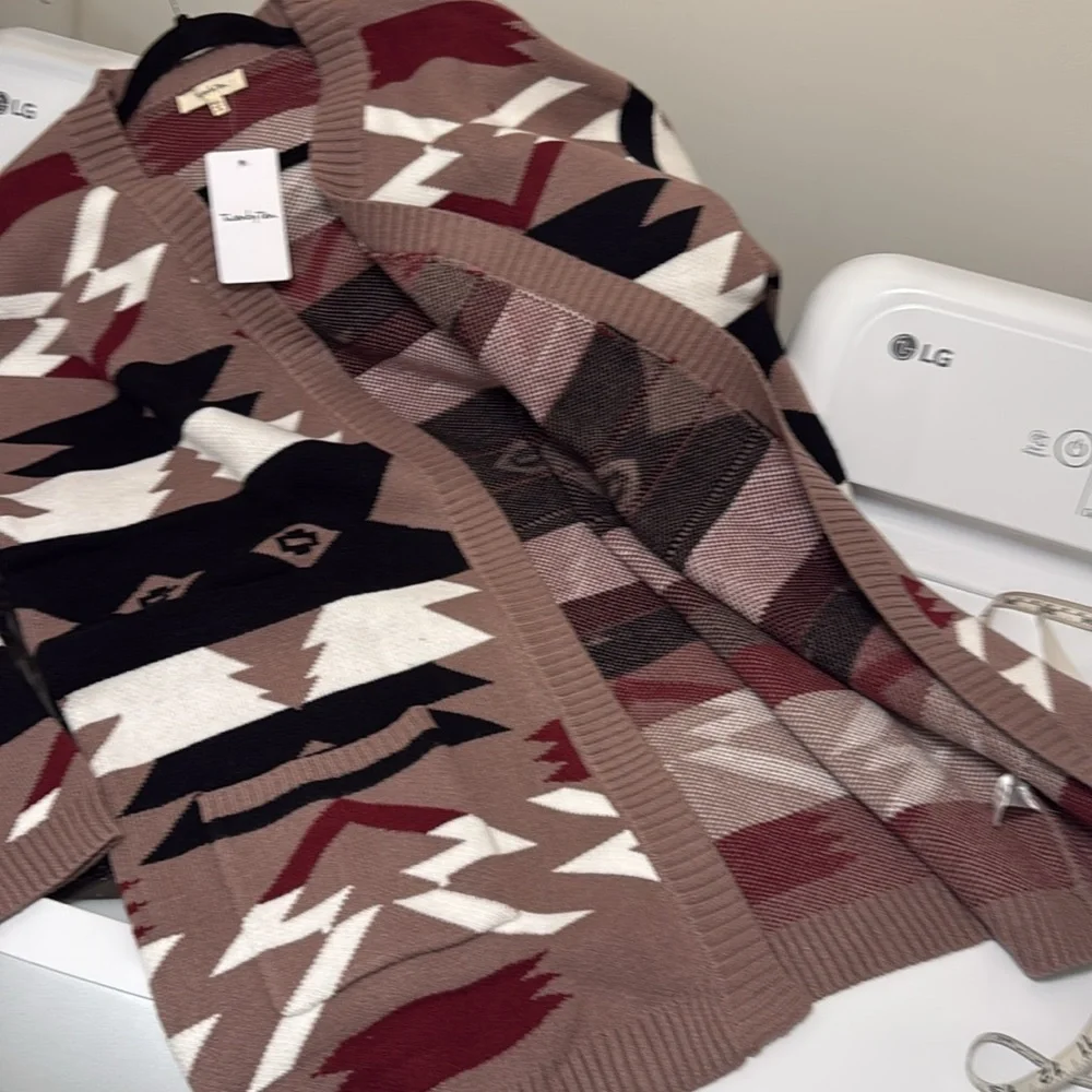 Cardigan Aztec print NWT medium large quality well made oh so yummy
